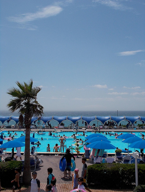 Oiso Long Beach pool by Murozo