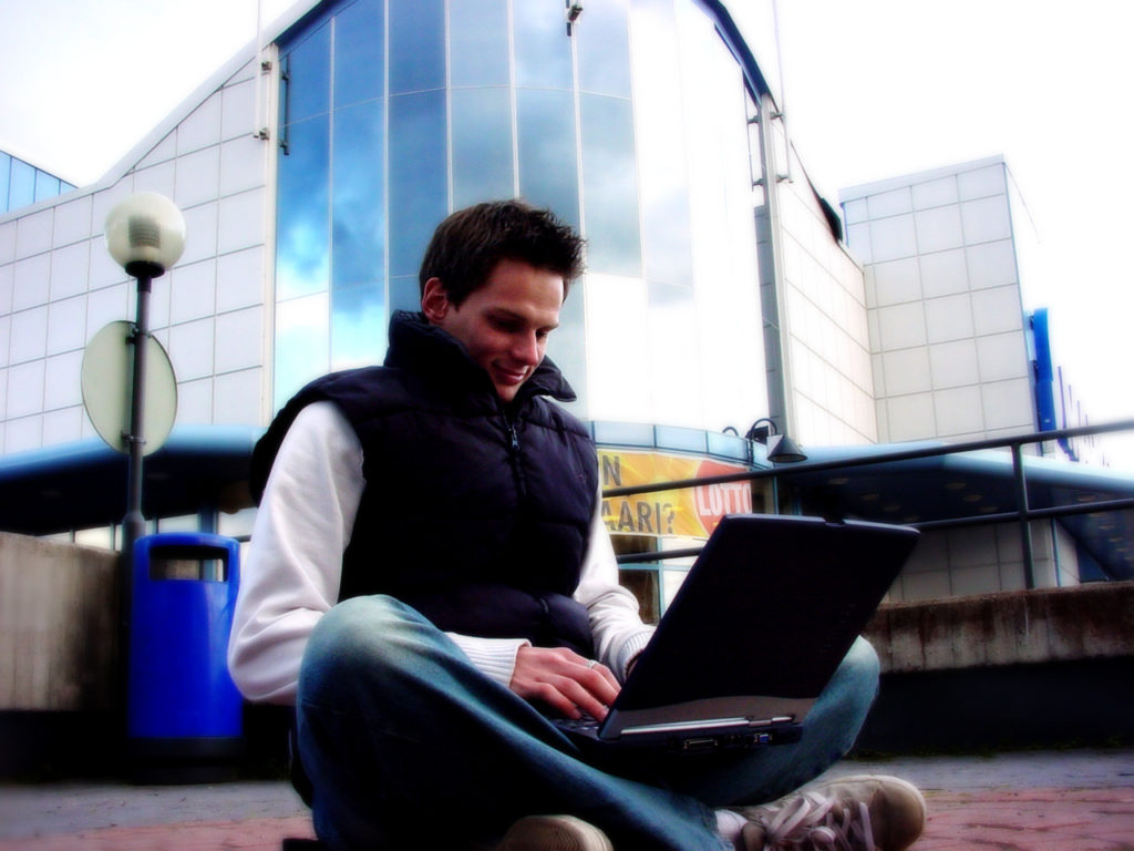 guy-with-laptop-1243596-1280x960